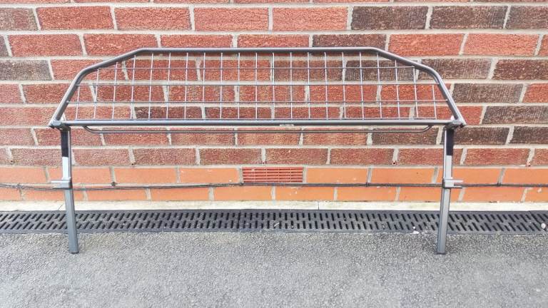 Ford Focus Travall Dog Guard/Luggage Barrier TDG 1302