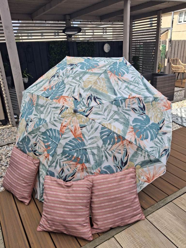 Set of four outdoor cushions and umbrella, brand new