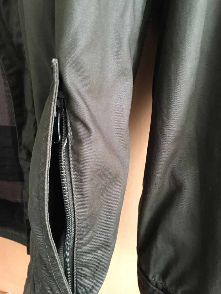 VOLCOM SNOWBOARDING JACKET SIZE (S/P) ** STILL AVAILABLE **