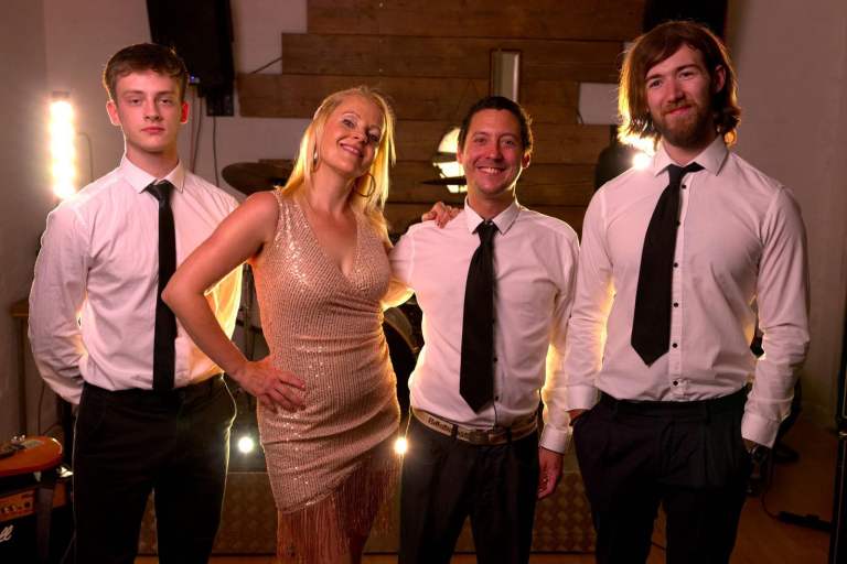 Experienced keys player required to join a 4 piece pop , soul & rock band 