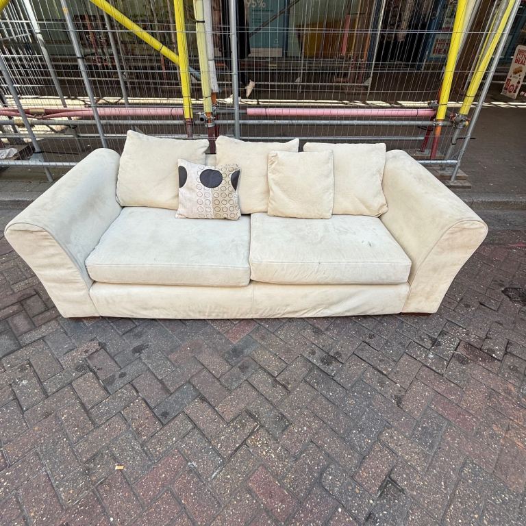 FREE DELIVERY Large 3 Seater Sofa Designer in Fabric, in good condition. 