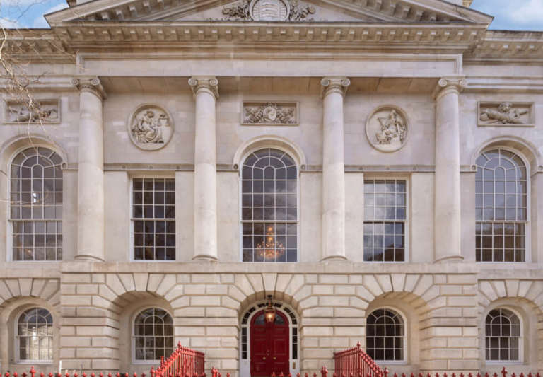 Furnished office to rent in *Farringdon*. Office Space for 16 desks EC1