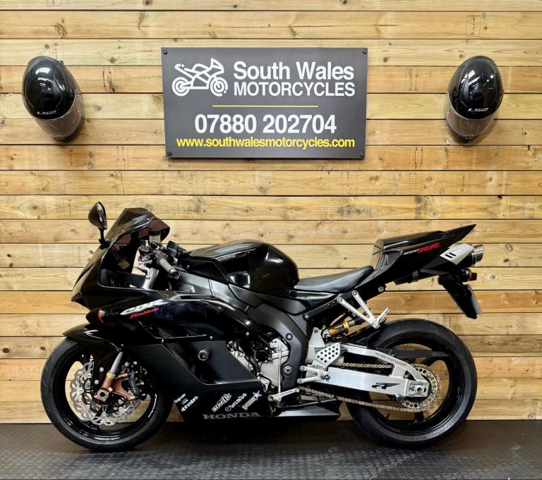 Honda CBR1000 Fireblade : 2005 model : only 17.9k miles 