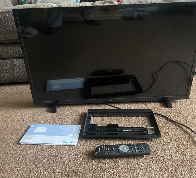 Philips 32 Inch HD Ready LED TV with wall mounting bracket, instructions & Remote Control 