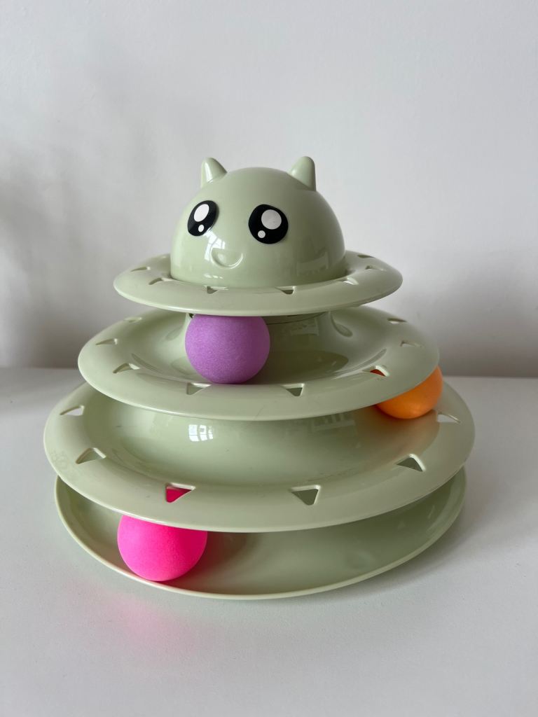 Cat toy with spinning balls