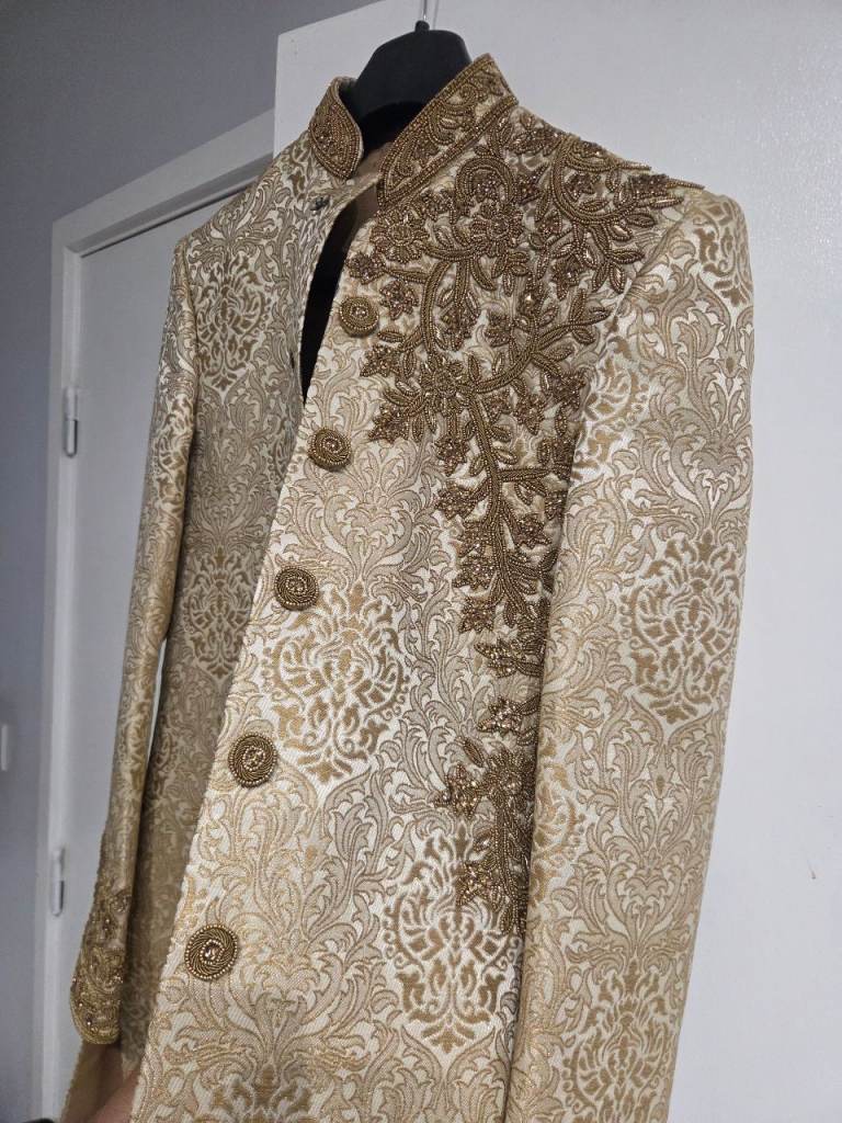 Mens Asian Wedding Outfit UNWORN Gold Embroidered Sherwani & Shawl 