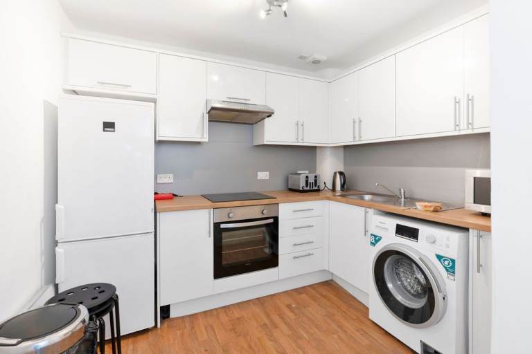 Recently redecorated, 3 bedroom, 3rd floor, HMO flat in Fountainbridge – available NOW