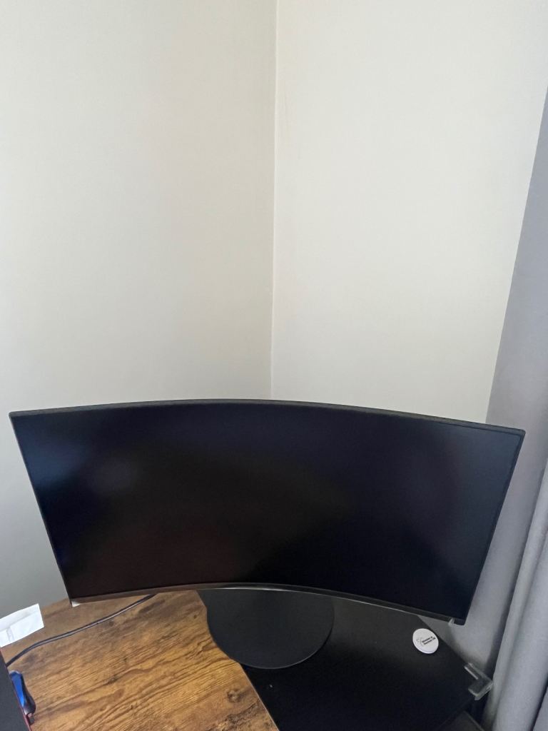 Curved Computer Monitor – Good Condition (available from 23rd May)