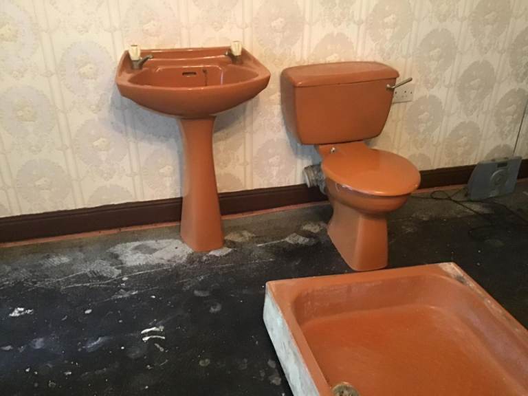 Retro Orange Bathroom Suite – Sink, Toilet, Shower Tray