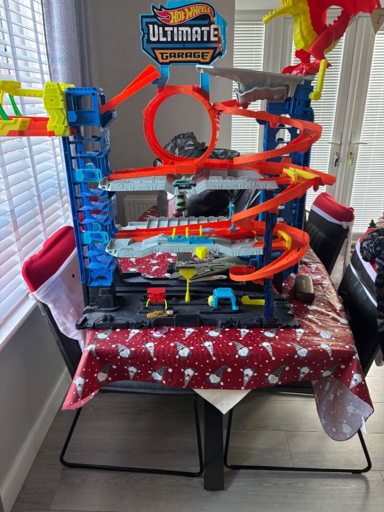 image for Free for pick up- Hot Wheels ultimate garage