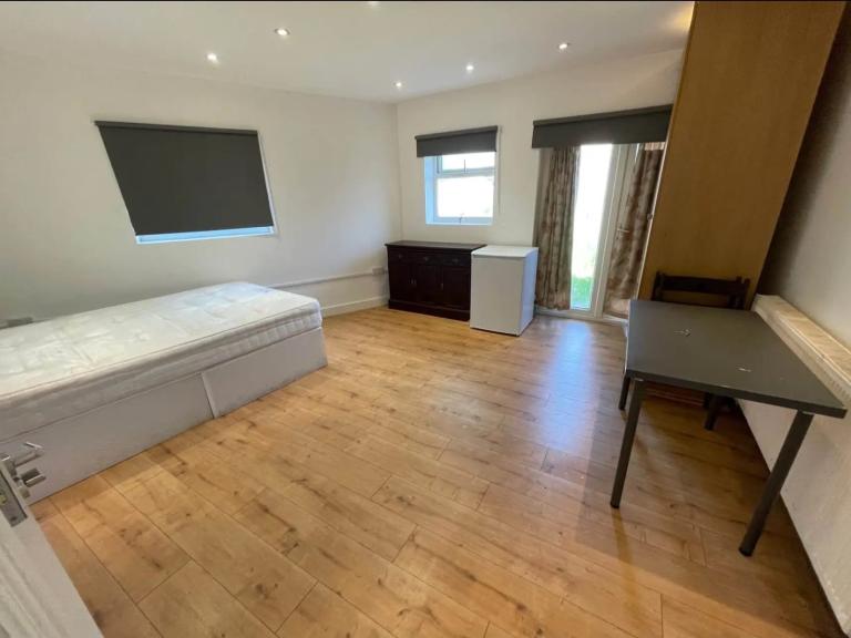 🏡 Beautiful En-Suite Room | All Bills Included | £1,099 PCM | NW10