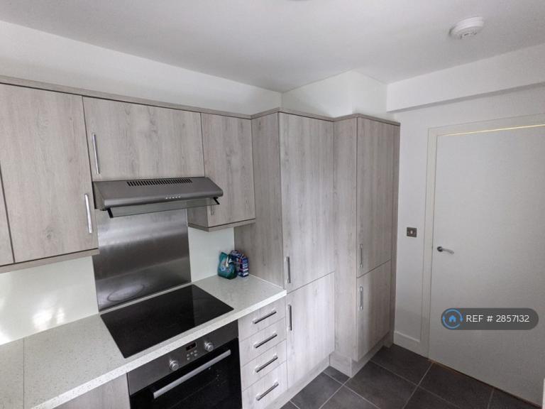 2 bedroom flat in Gunnersbury Court, London, W3 (2 bed) (#2857132)
