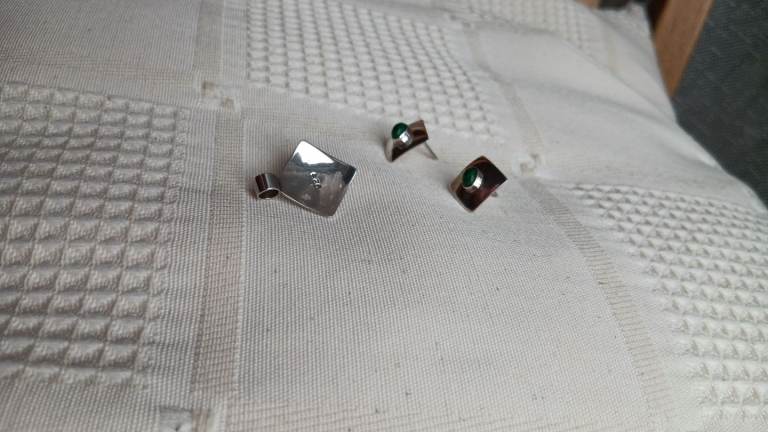Pair of earrings + plus necklace 