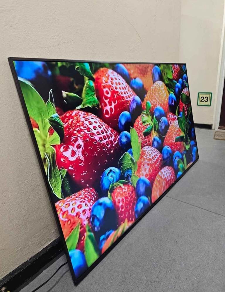 Exceptional 50" LOGIK 4k Smart Ultra UHD LED WiFi TV with REMOTE, LED LIGHTS £145