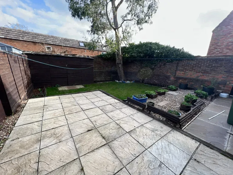 3 Bed End Terraced House To Rent 
