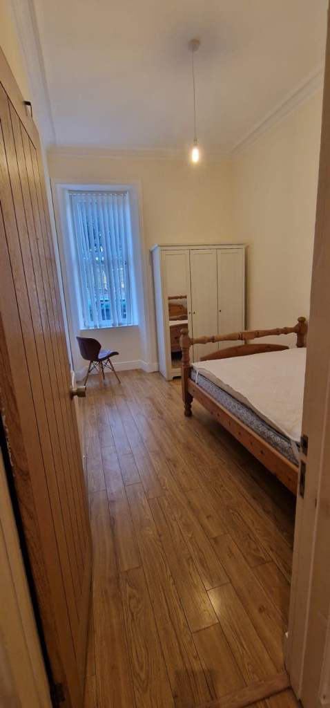 Clean Double Room within flat share in Holyrood, City Centre
