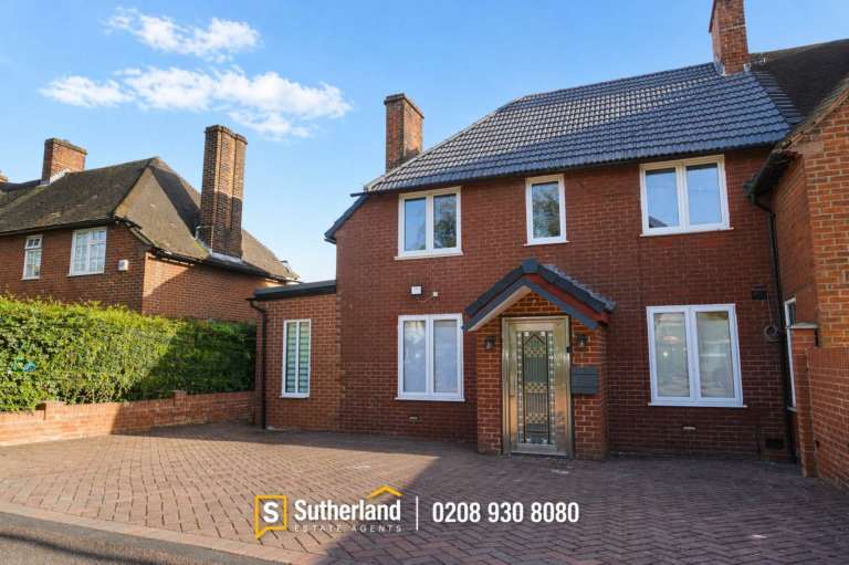 4 bedroom house in Lillac Street, London