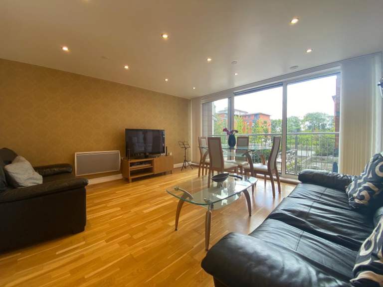 2 Bed Flat, Holland Gardens, TW8