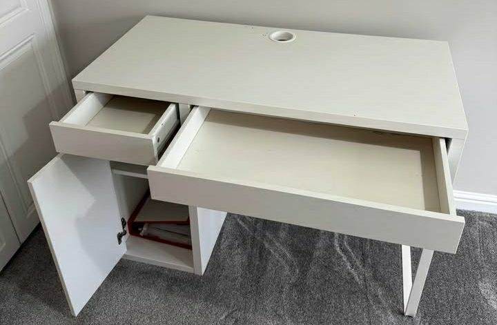 Ikea desk . Good condition 