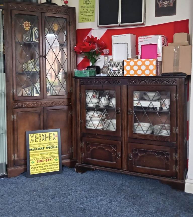 Corner unit and sideboard 