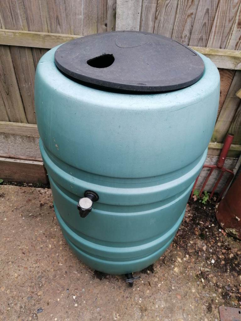 200 litres water butt with tap and lid in good condition 