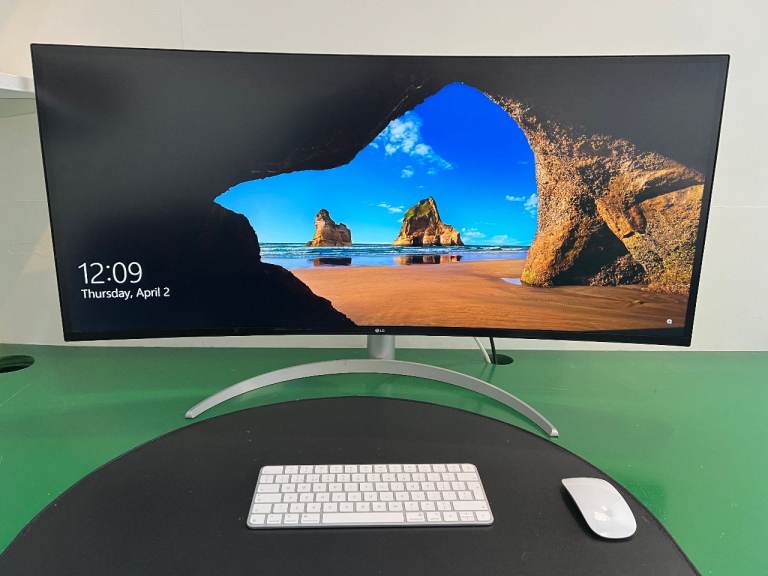 Amazing 40" 5K LG Ultrawide curved monitor