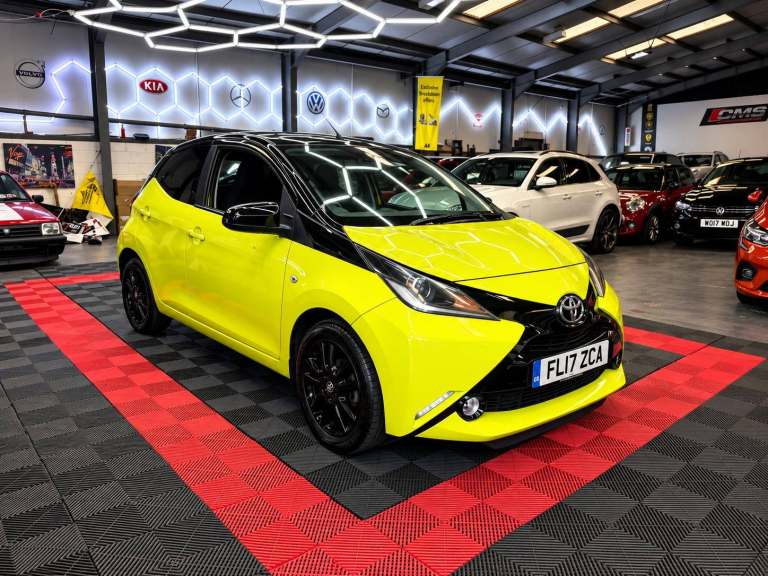 TOYOTA AYGO 1.0 VVT-i x-cite 3 Yellow Bi-Tone 2017