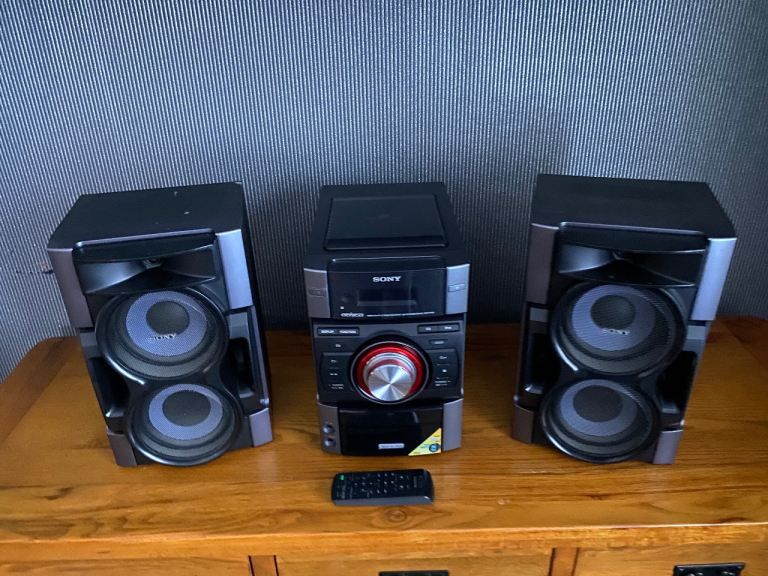 Sony Genizi stereo with speakers and remote 