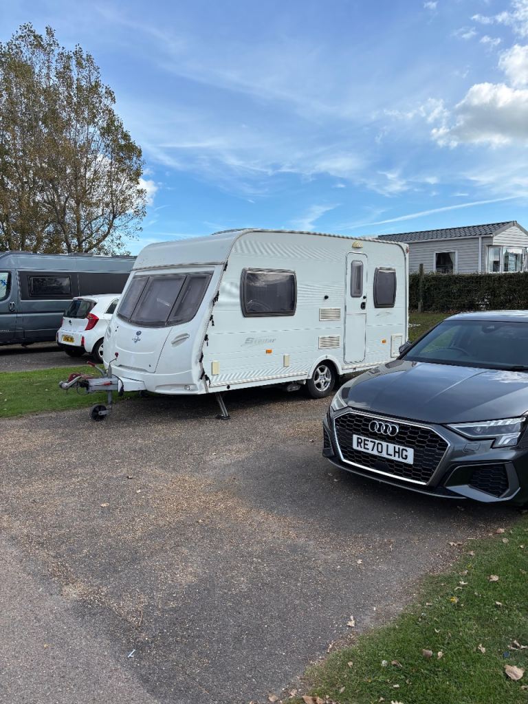 BEAUTIFUL CARAVAN - 2-BERTH LUNAR STELLAR 400 – READY TO GO!