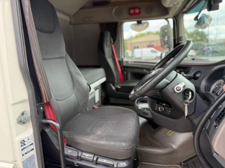 DAF XF 530 6x2 MID LIFT SLEEPER CAB TRACTOR UNIT