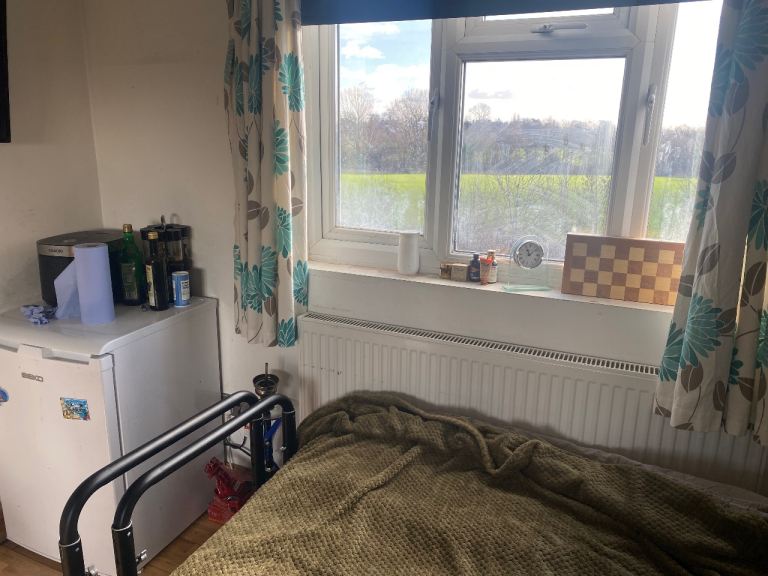 CLEAN FURNISHED DOUBLE LOFT  ROOM - CLOSE TO TUBE AND BUSES-MOVE IN TODAY