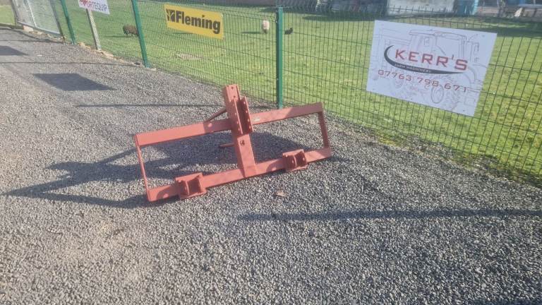 Tractor three point linkage bale spike 