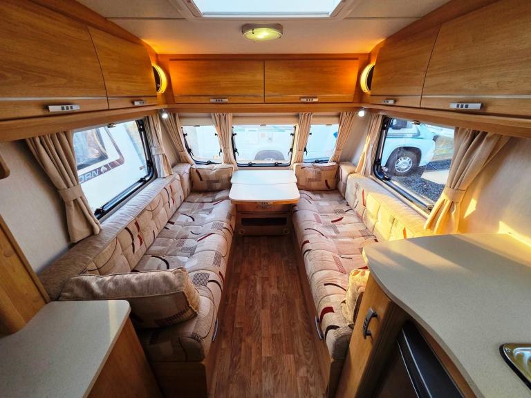 Lunar Quasar 462 2010 Lightweight 2 Berth Touring Caravan