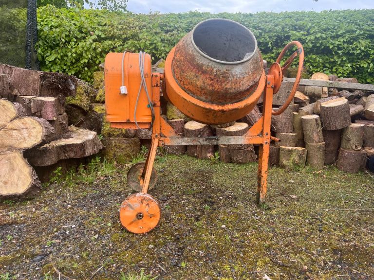 Cement / concrete mixer 