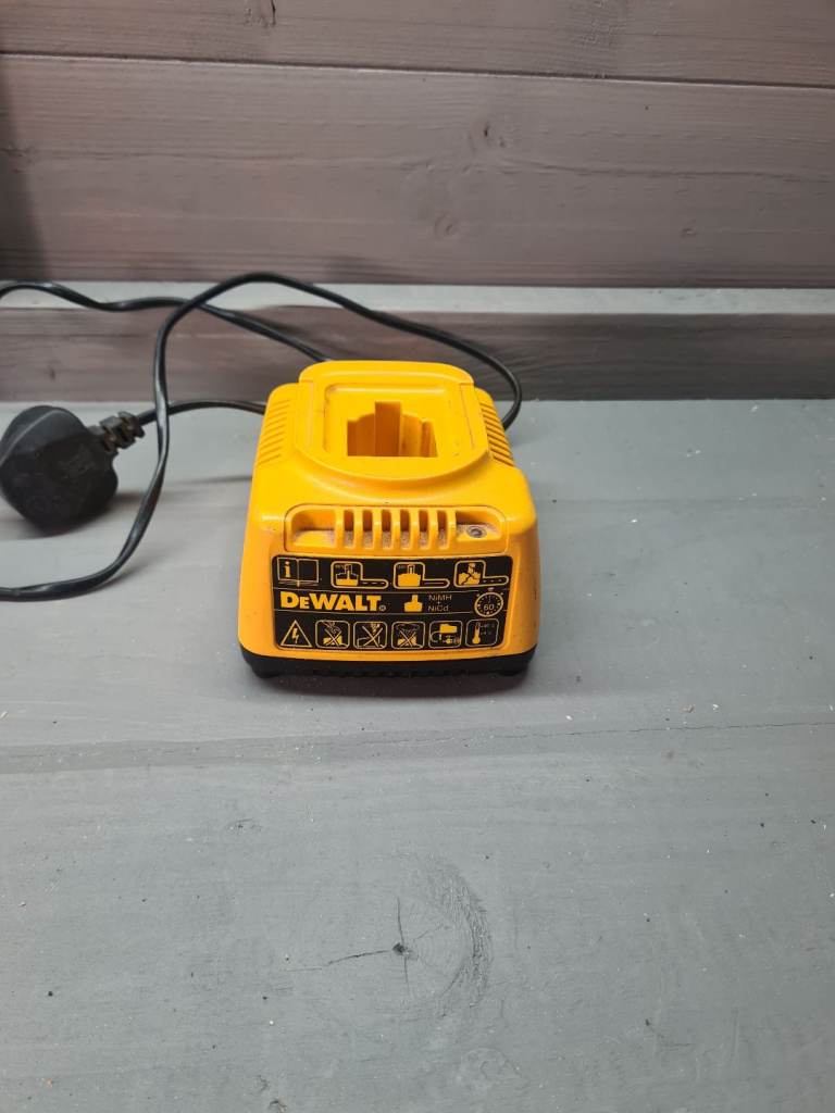 thumbnail image 2 of DEWALT DCL508 10.8V LED Worklight Flashlight - Bare Tool Only (No Battery) 2 of 6