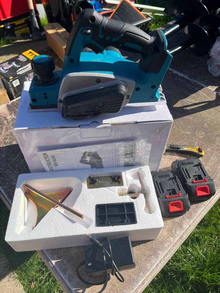 BRAND NEW MAKITA CLONE 18V / 21V PLANER WITH 2 BATTERYS.   (COLLECTION  ME130NF )