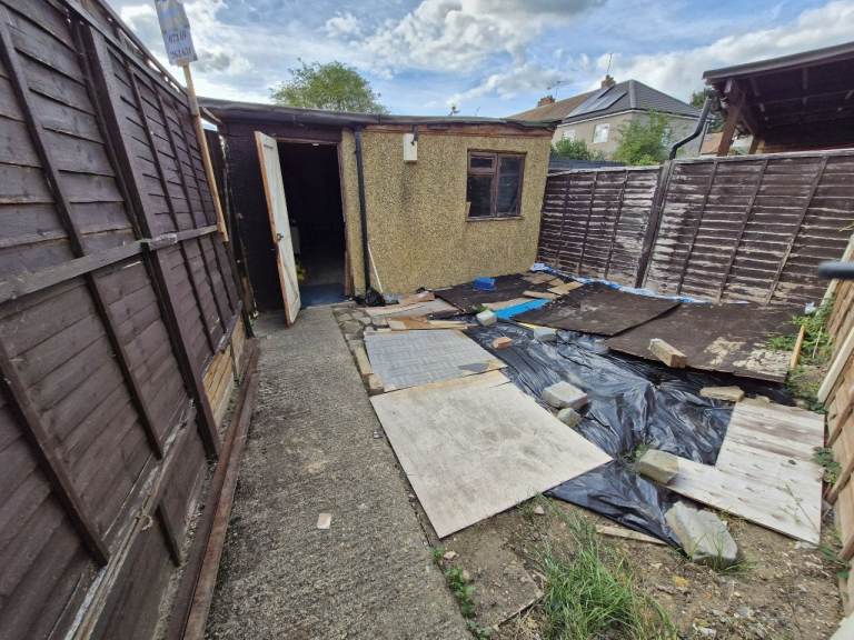 Garage to let with  parking space
