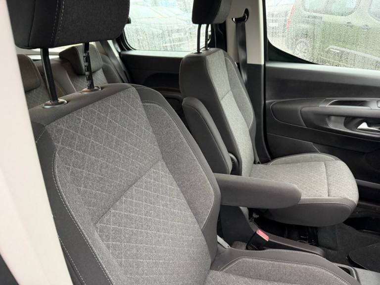 2025 Vauxhall Combo Life 100kW Design XL 52kWh 5dr Auto [7 Seat] MPV ELECTRIC Automatic