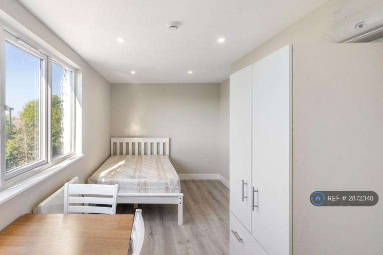 Studio flat in Whitton Avenue West, Greenford, UB6 (#2872348)