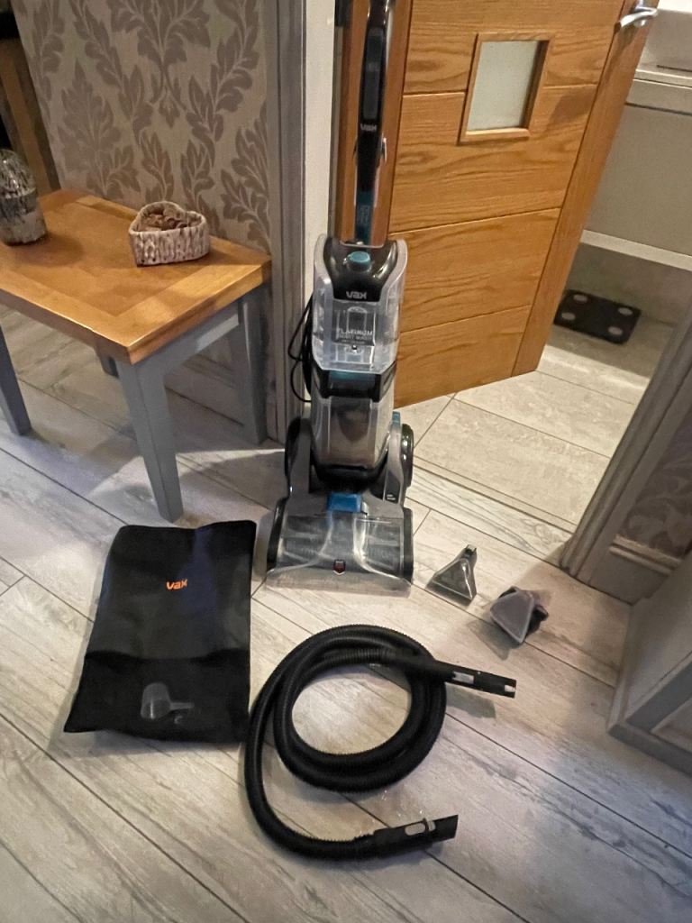 VAX  PLATINUM SMARTWASH PET DESIGN WET & DRY VAC CARPET CLEANER USED TWICE ONLY BARGAIN £80 ! 