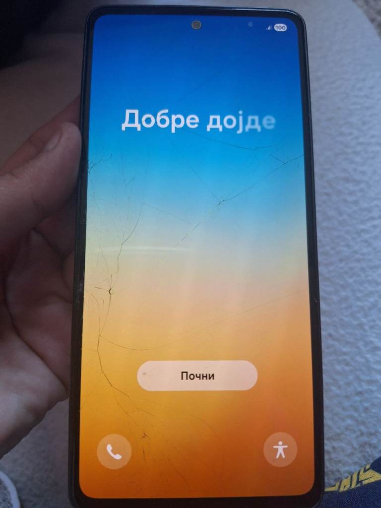 Smartphone with Cracked Screen - Fair Condition