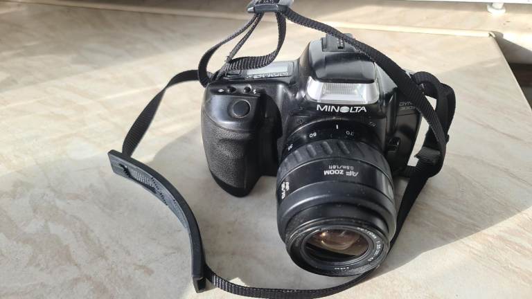 Minolta Dynax 300si 35mm SLR Film Camera With Minolta 35-70mm Zoom Lens