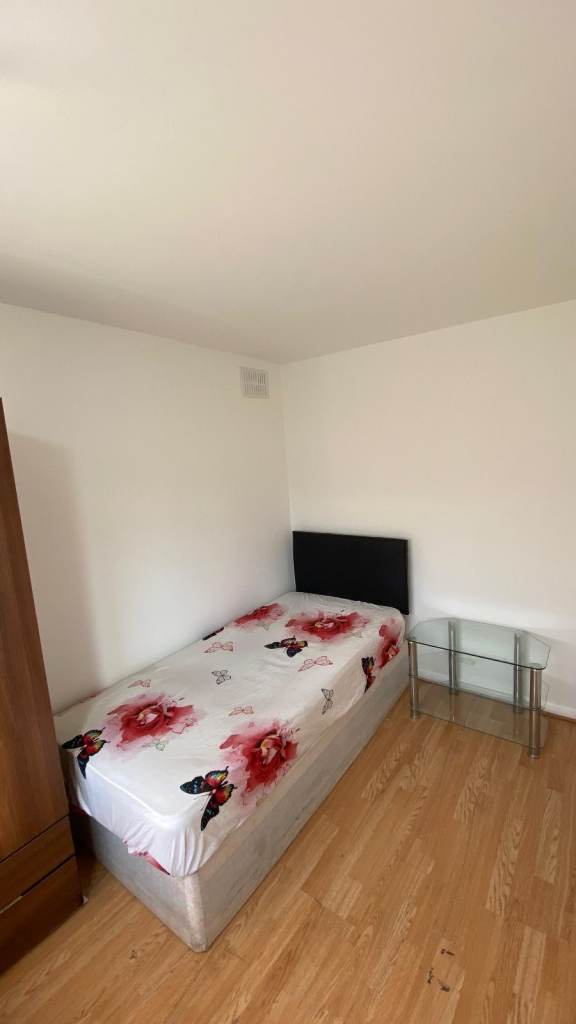 Spacious & Cosy Single Room for rent RM16 2DH