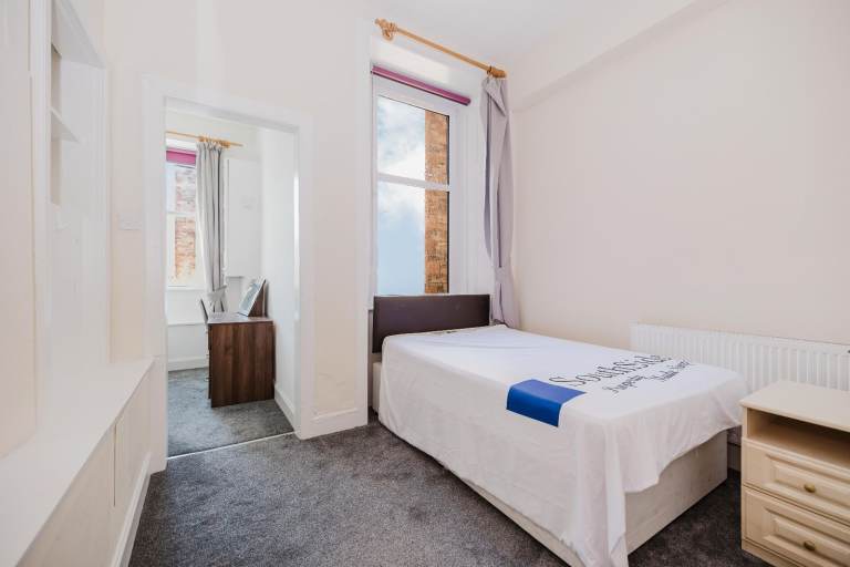 FLAT SHARE: Double room in desirable, ground floor, HMO flat in Newington - available NOW