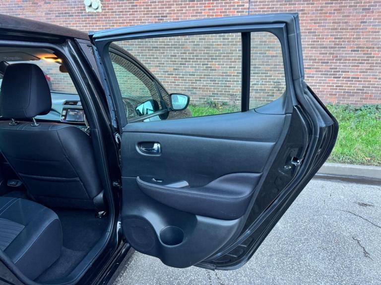  Nissan Leaf 40kWh Acenta Auto 5dr Electric Automatic