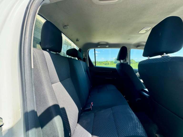 TOYOTA HILUX 2.4 D-4D Active UTILITY SPEC White Manual Diesel 2019 EURO 6