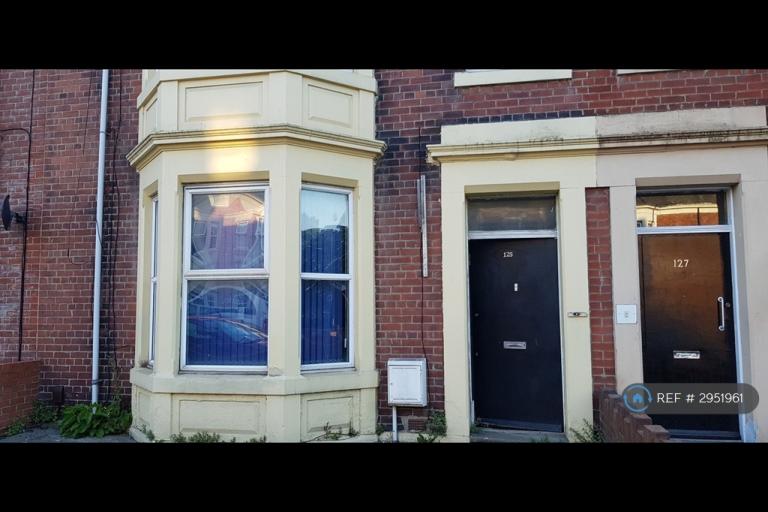 4 bedroom flat in Brighton Grove, Newcastle Upon Tyne, NE4 (4 bed) (#2951961)