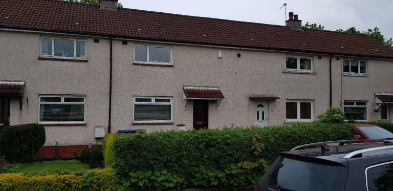 A beatiful 2 bedrooms Mid-Terrace house to-Let in Morar drive, Paisley rent = £900pcm ono