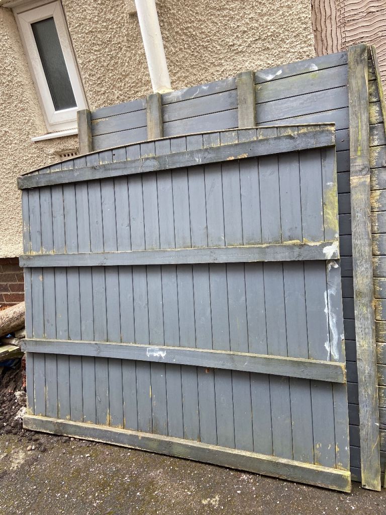 5 Wooden Garden Fence Panels – Used Condition