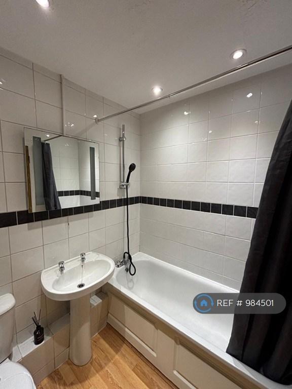 2 bedroom flat in Charleston Close, Feltham, TW13 (2 bed) (#984501)